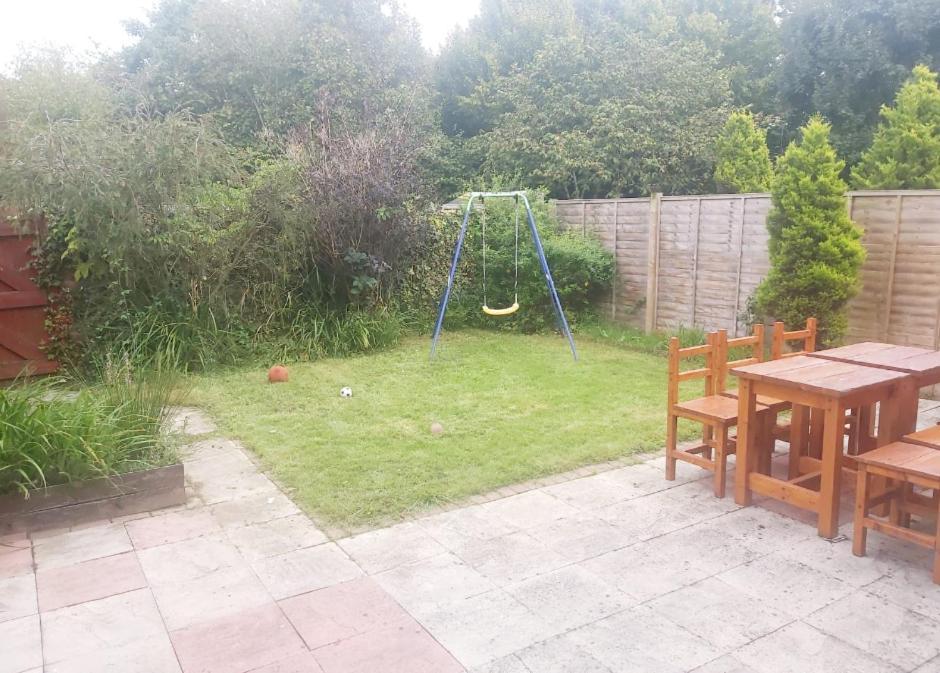Ashford Holiday Home Smithy Drive Sleeps 5 Free Wifi And Vehicle Parking Kingsnorth Buitenkant foto